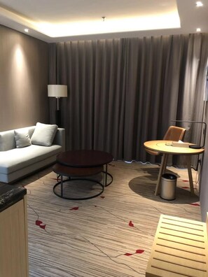 Deluxe Suite, 1 King Bed, Non Smoking | Minibar, desk, soundproofing, free WiFi - Ramada Wyndham Zhengzhou Xinzheng (Zhengzhou)