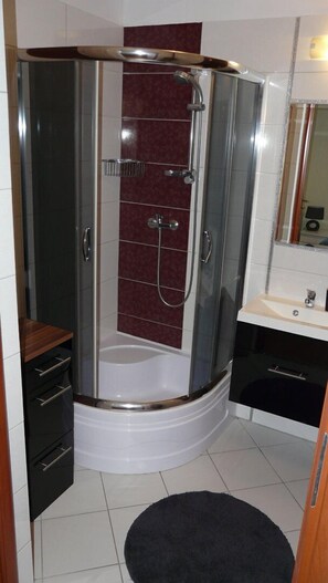 Apartment (9/2) | Bathroom | Shower, hair dryer, towels - EverySky Ul. Boczna (Karpacz)