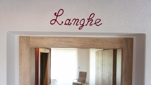 Una puerta con el nombre "Langhe" en la parte superior.