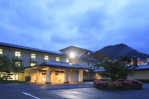 Fassade der Unterkunft – Abend/Nacht