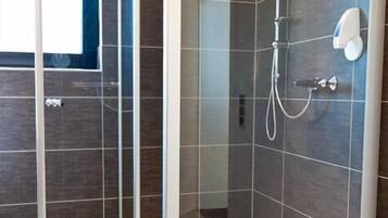 Suite | Bathroom | Shower, free toiletries, hair dryer, towels