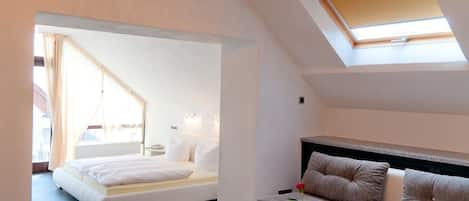 Suite | Desk, blackout drapes, soundproofing, free WiFi
