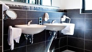 Suite | Desk, blackout drapes, soundproofing, WiFi (free) - Landhotel Rauber (Oberthal)