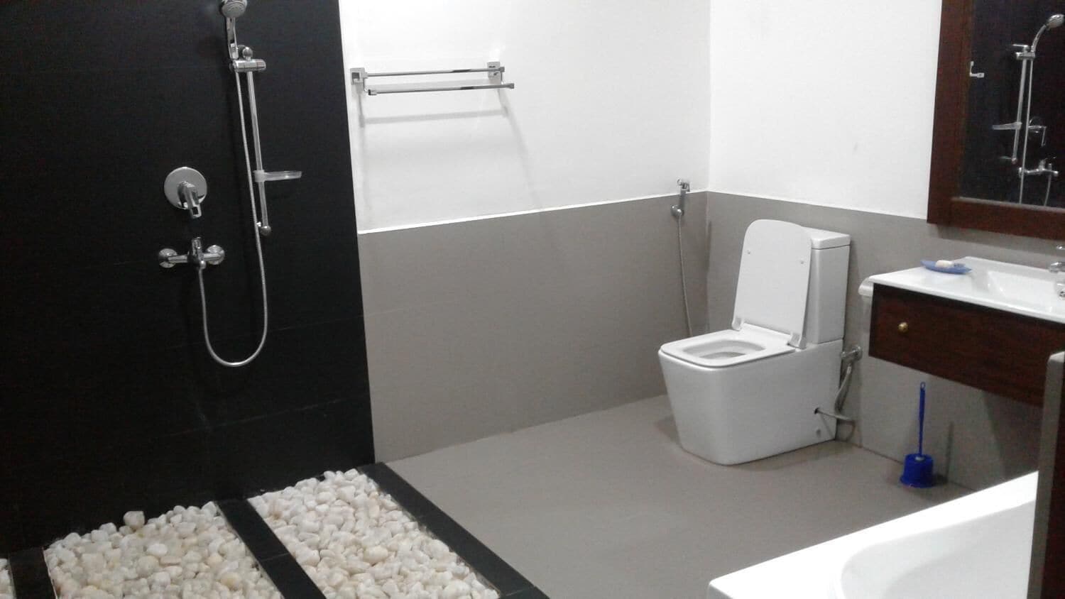 Un baño con ducha, inodoro y lavabo.