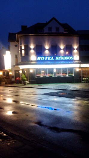 Fachada da propriedade à noite