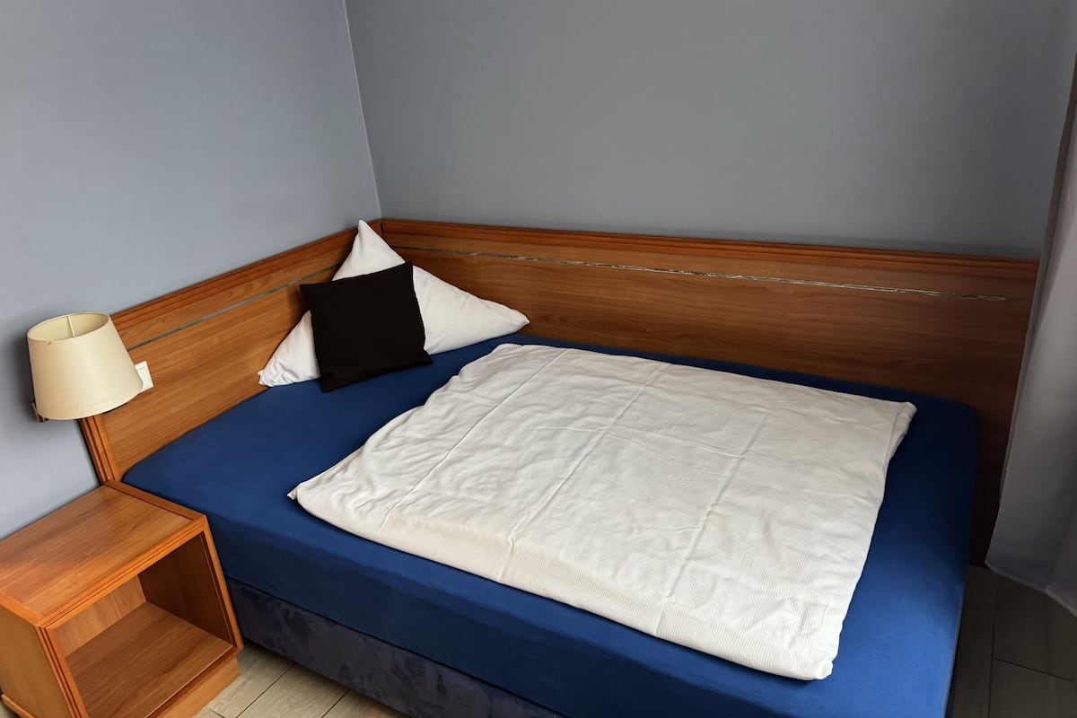 Single Room | Minibar, in-room safe, desk, soundproofing