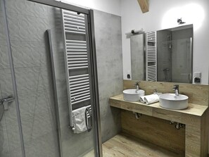 Apartemen (1D/27) | Kamar mandi | Shower, pengering rambut,  dan handuk
