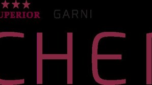 Un hôtel nommé « HÔTEL ANCHEN », avec le logo « SUPERIOR GARNI » et trois étoiles.