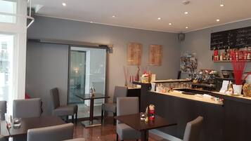 Un café moderno con barra, asientos y una pizarra de menú.