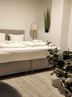 Suite familiar, 1 cama King size y sofá cama | Ropa de cama hipoalergénica y escritorio