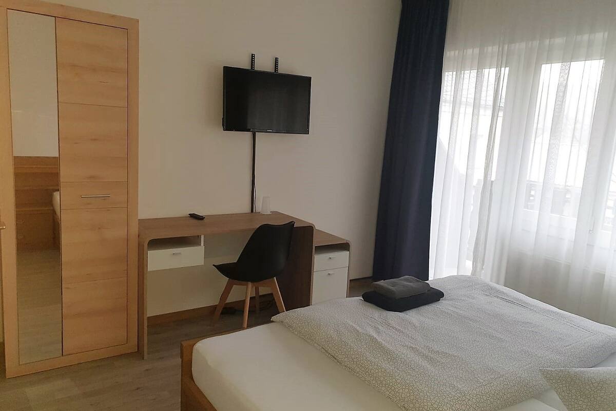 Habitación doble | Ropa de cama hipoalergénica y escritorio