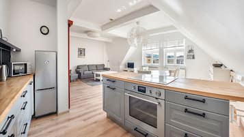 Apartment (6/5) | Private kitchenette | Fridge, oven, stovetop, electric kettle