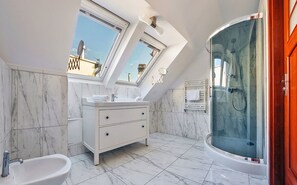 Apartment (6/5) | Bathroom | Hair dryer, towels - EverySky 1 Maja Jelenia Góra (Jelenia Gora)