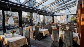 2 restaurants, breakfast, lunch served; local and international cuisine