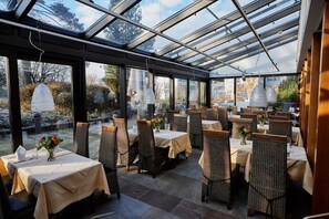 2 restauranter, frokost serveres, lokale og internasjonale retter