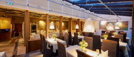2 restaurants, breakfast, lunch served; local and international cuisine