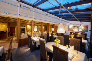 2 restaurantes; se sirven desayunos y cocina local e internacional 