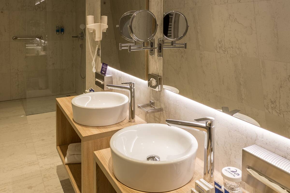 suite | bathroom | shower, free toiletries, hair dryer, bathrobes
