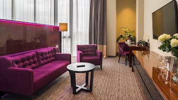 Suite | Minibar, in-room safe, desk, laptop workspace