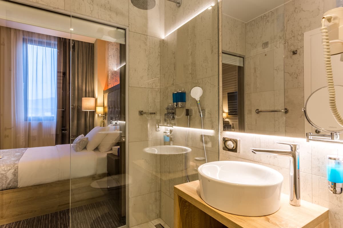 classic single room | bathroom | shower, free toiletries, hair dryer, bathrobes