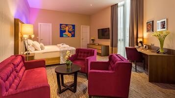 Junior suite | Een minibar, een kluis op de kamer, een bureau, een laptopwerkplek