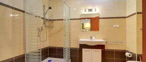 Apartment (3/41) | Bathroom | Shower, hair dryer, towels