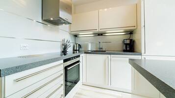 Apartemen (26/10) | Dapur kecil pribadi | Lemari es, oven, kompor, dan mesin pembuat kopi/teh