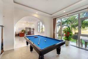 Flat-screen TV, offices - Yellow Daisy Villa (Da Nang)