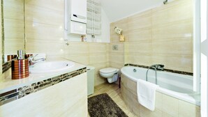 Apartment (6/4) | Bathroom | Bathtub, free toiletries, hair dryer, towels - EverySky Norwida Jelenia Gora (Jelenia Gora)