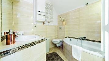 Apartment (6/4) | Bathroom | Bathtub, free toiletries, hair dryer, towels