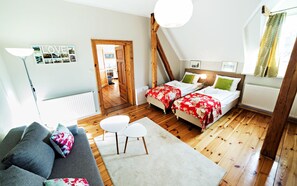 Tabla de planchar con plancha, wifi gratis y ropa de cama 