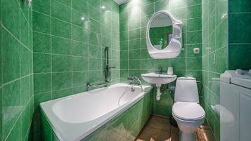 Apartemen (9/2) | Kamar mandi | Bathtub, perlengkapan mandi gratis, pengering rambut, dan handuk