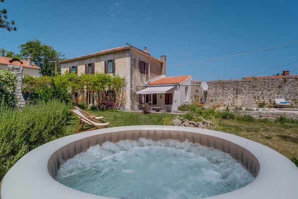 Outdoor spa tub