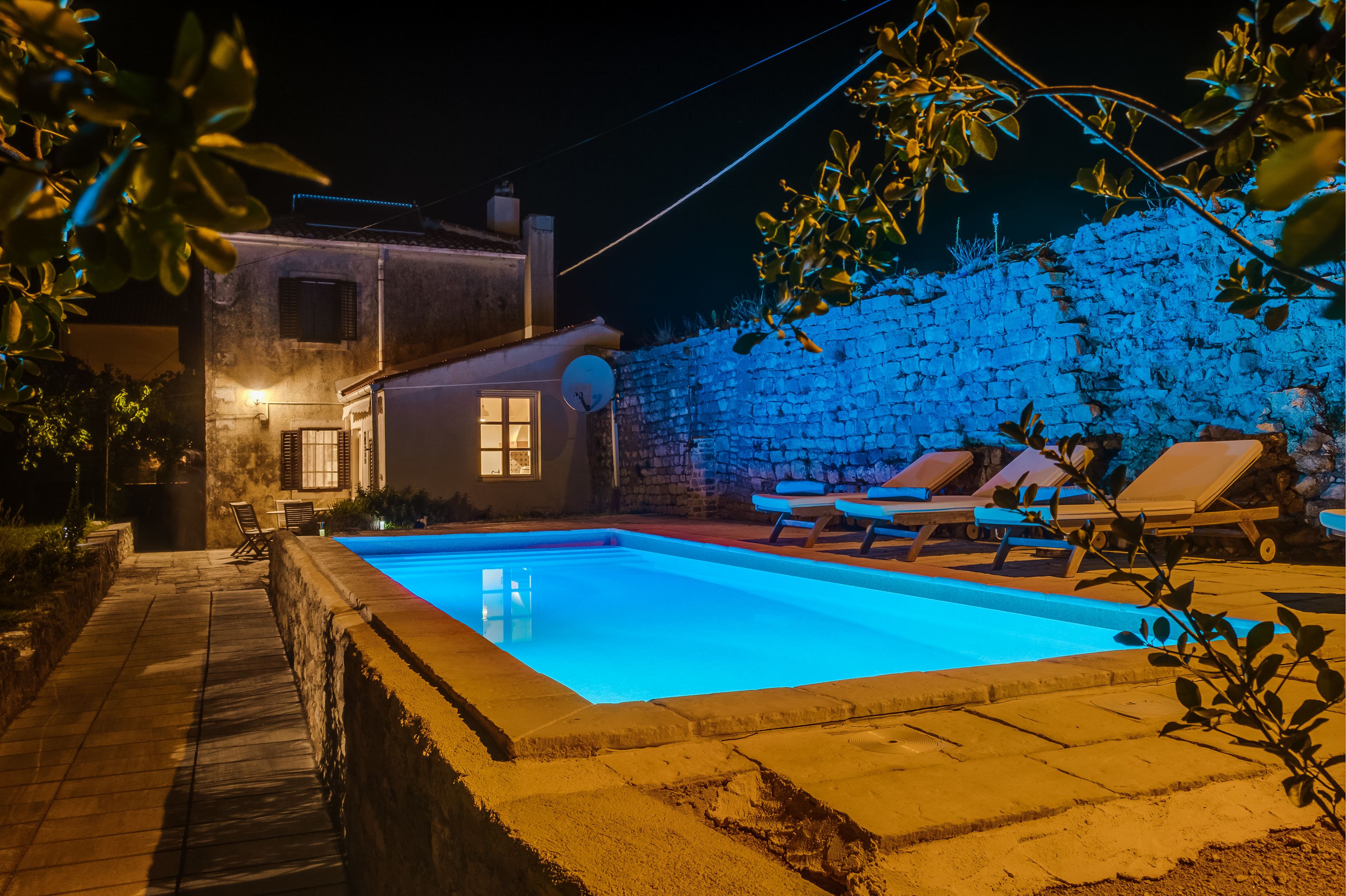 Outdoor pool, a heated pool, pool umbrellas, sun loungers