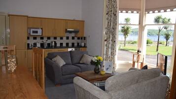 Basic Apartment, Private Bathroom, Sea View (Ettrick Bay 2) | Living room | 100-cm flat-screen TV with digital channels, Smart TV