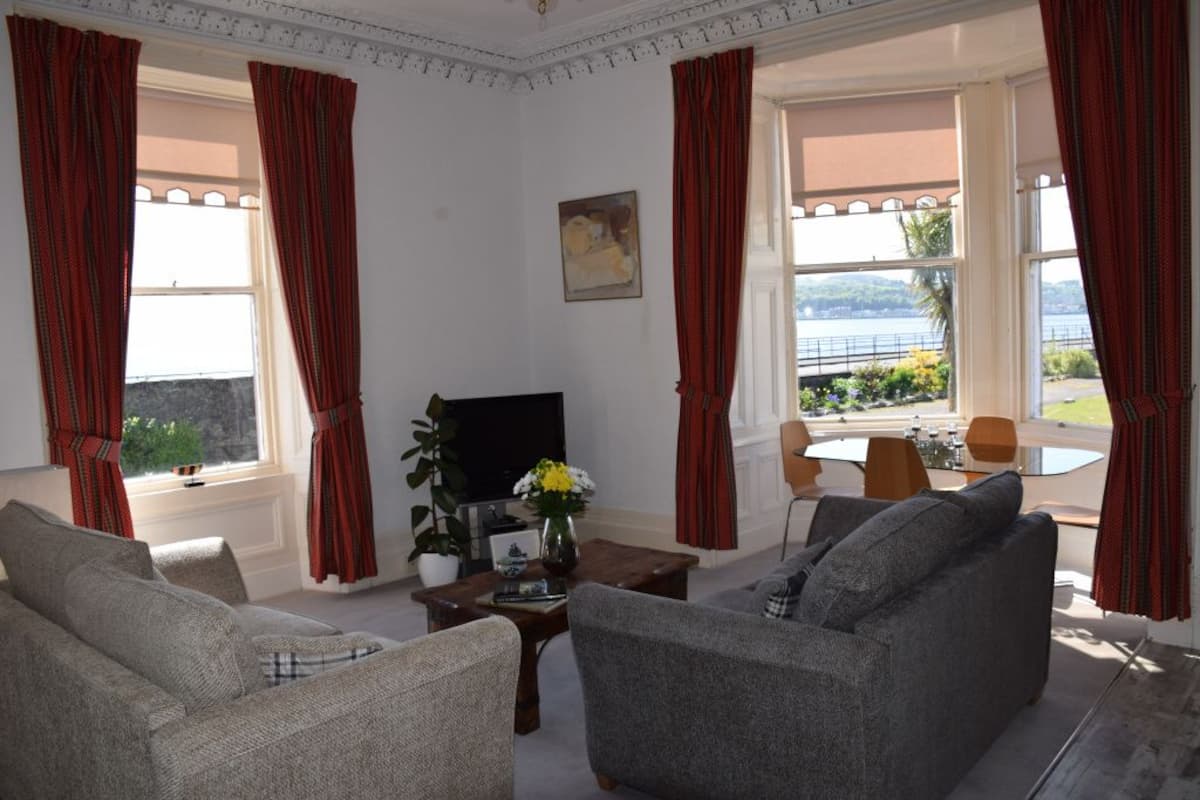Basic Apartment, Private Bathroom, Sea View (3 Scalpsie Bay ) | Living room | 100-cm flat-screen TV with digital channels, Smart TV