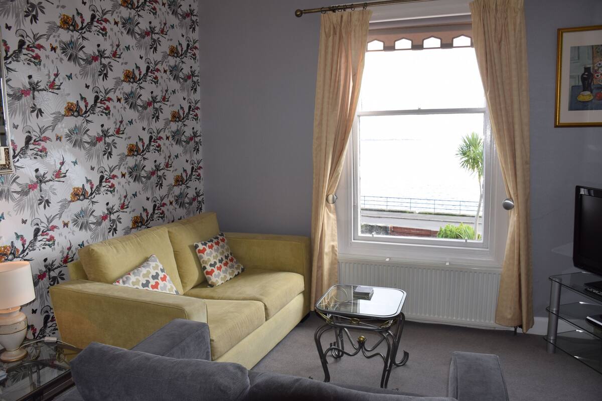 Basic Apartment, Private Bathroom, Beach View (4 St Ninian’s Bay) | Living room | 100-cm flat-screen TV with digital channels, Smart TV, Netflix