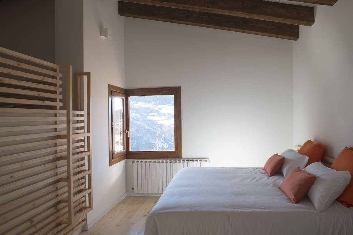 Driepersoonskamer, niet-roken, uitzicht op bergen | 1 slaapkamer, verduisterende gordijnen, een strijkplank/strijkijzer