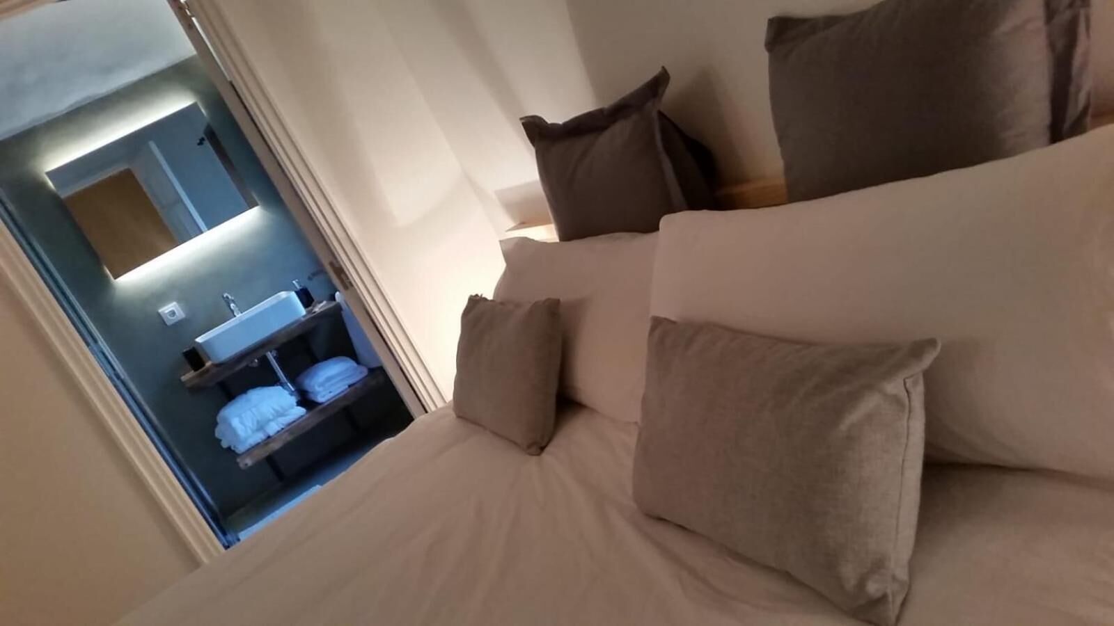 1 dormitorio, cortinas opacas, tabla de planchar con plancha