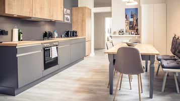 Apartamento luxo | Cozinha privada | Geladeira grande, fogão, cooktop, lava-louças