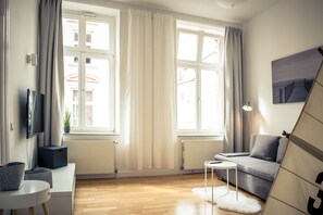 Apartamento Deluxe | Zona de estar | Una televisión de pantalla plana, un reproductor de DVD