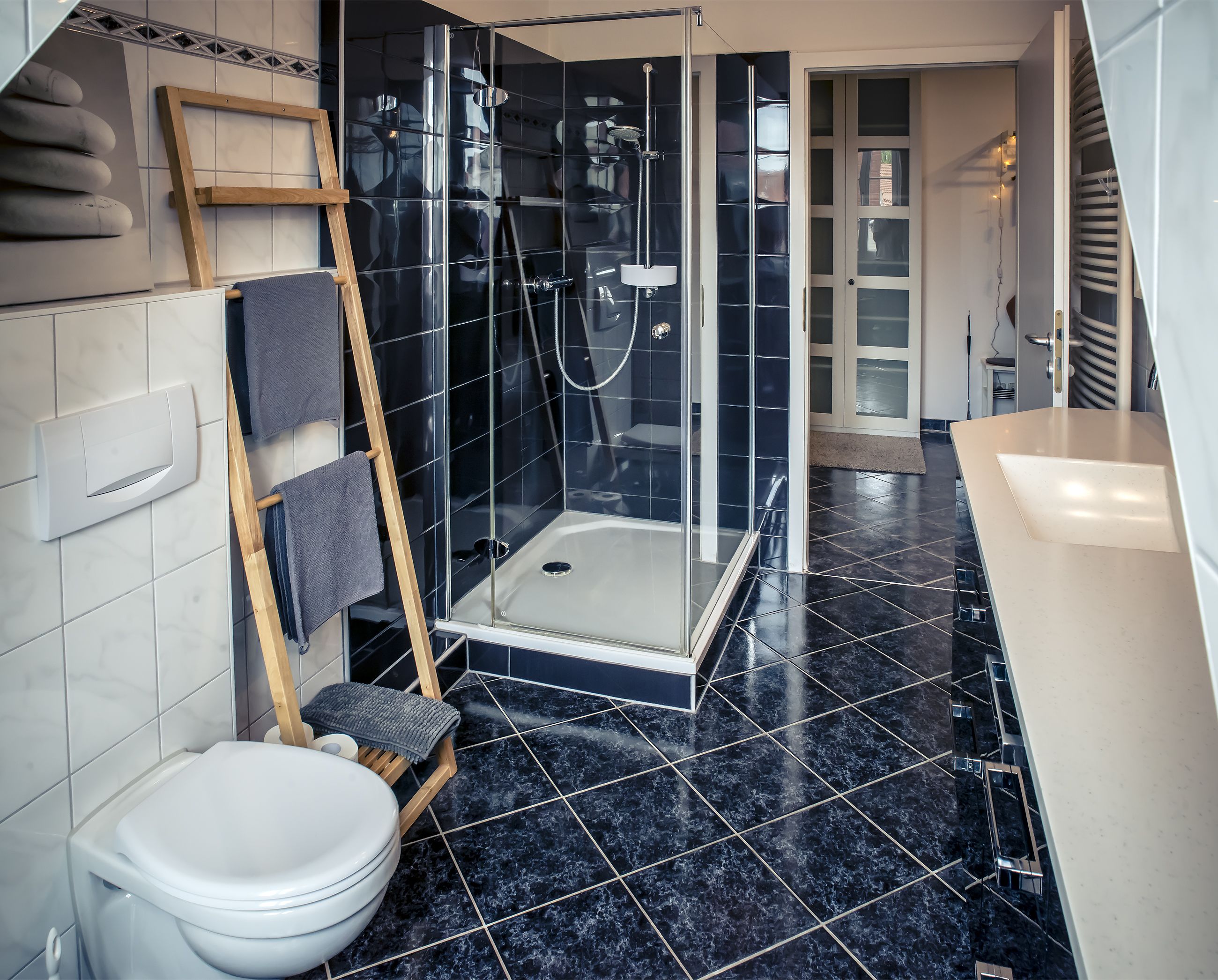 Studio | Badezimmer | Haartrockner, Handtücher, Toilettenpapier