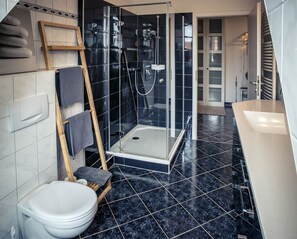 Studio | Phòng tắm | Máy sấy tóc, khăn tắm, giấy vệ sinh 