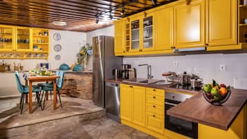 Villa, 4 habitaciones (Villa Evridiki) | Cocina privada | Refrigerador con congelador, horno, parrilla de estufa y lavavajillas