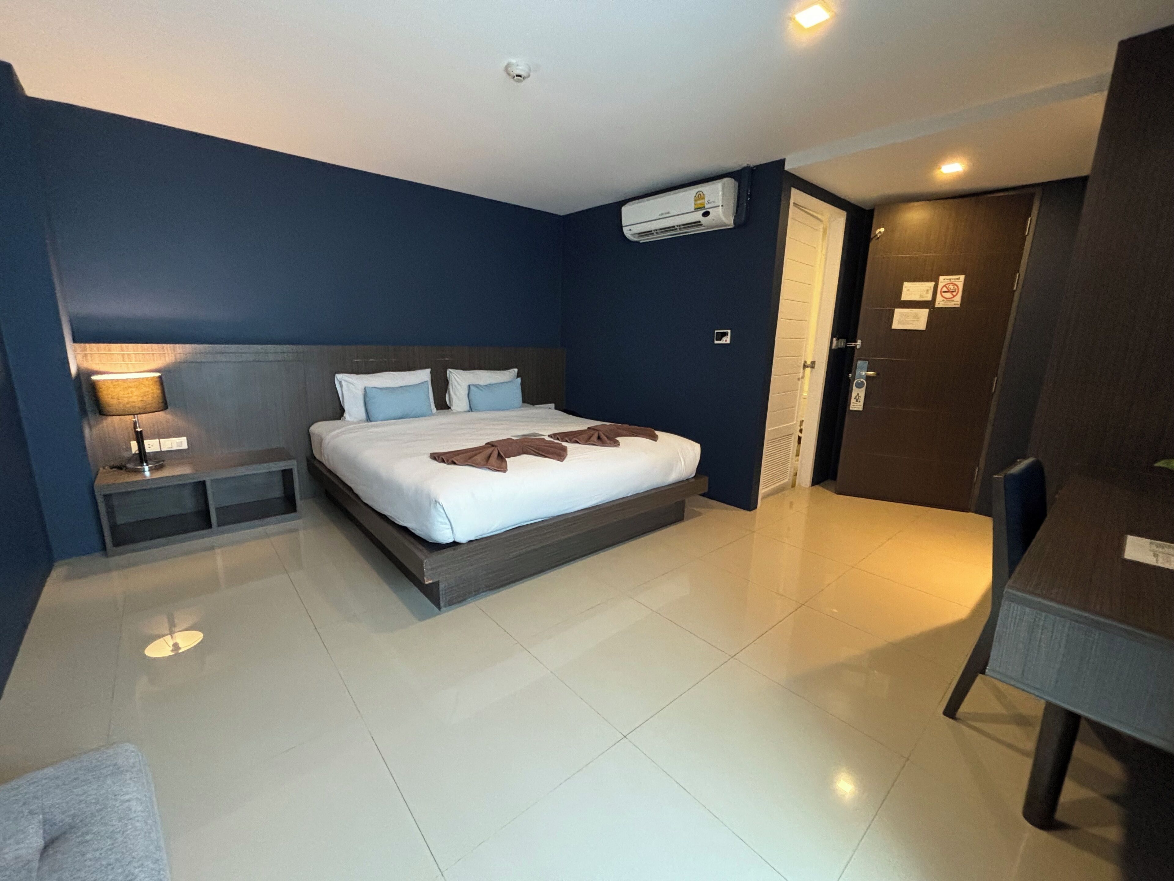 deluxe double room, 1 king bed, non smoking, no windows | minibar, in-room safe, desk, cots/infant beds