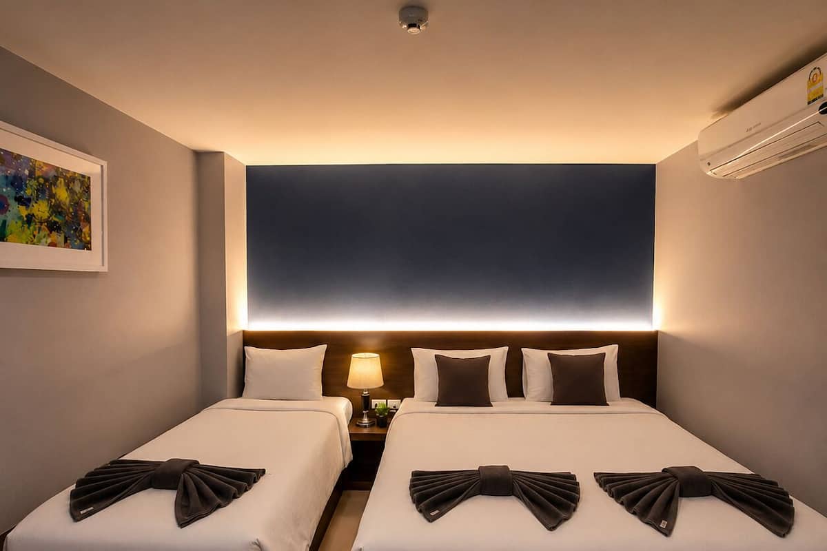 Family Room, Non Smoking | In-room safe, desk, WiFi (free), bed sheets