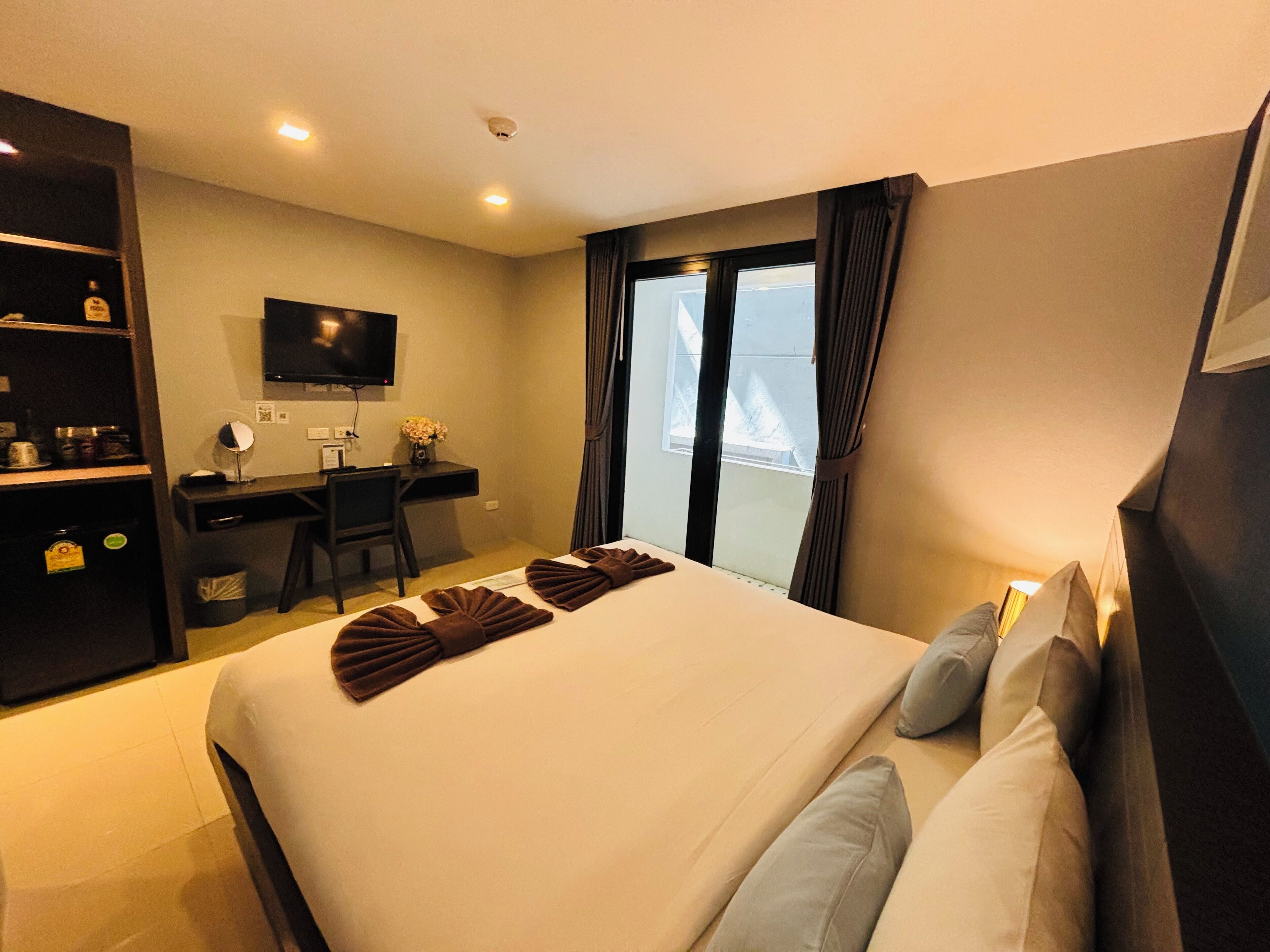 superior double room, 1 bedroom, non smoking, no windows | minibar, in-room safe, desk, cots/infant beds