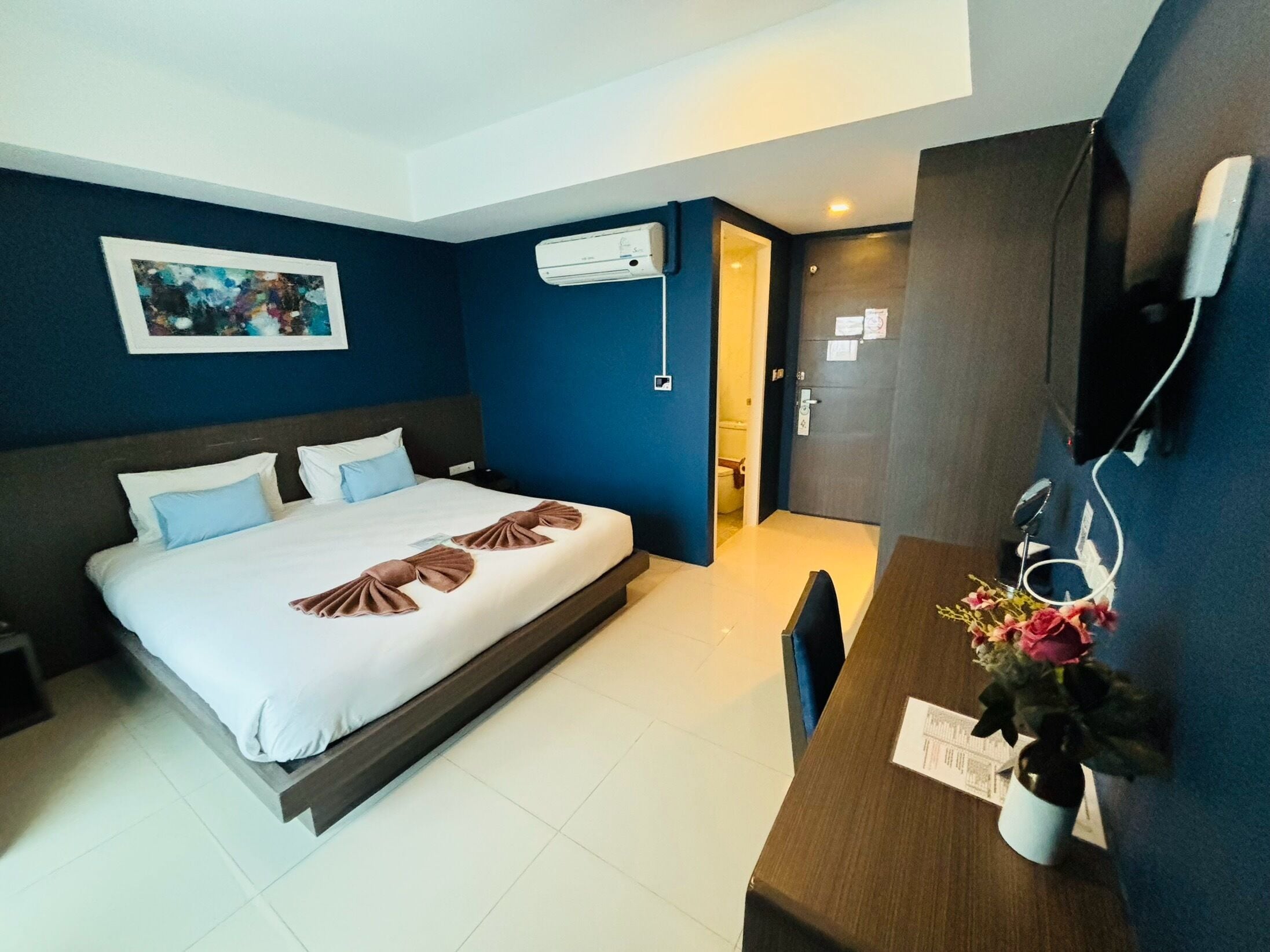 superior double room, 1 king bed, non smoking, city view | minibar, in-room safe, desk, cots/infant beds