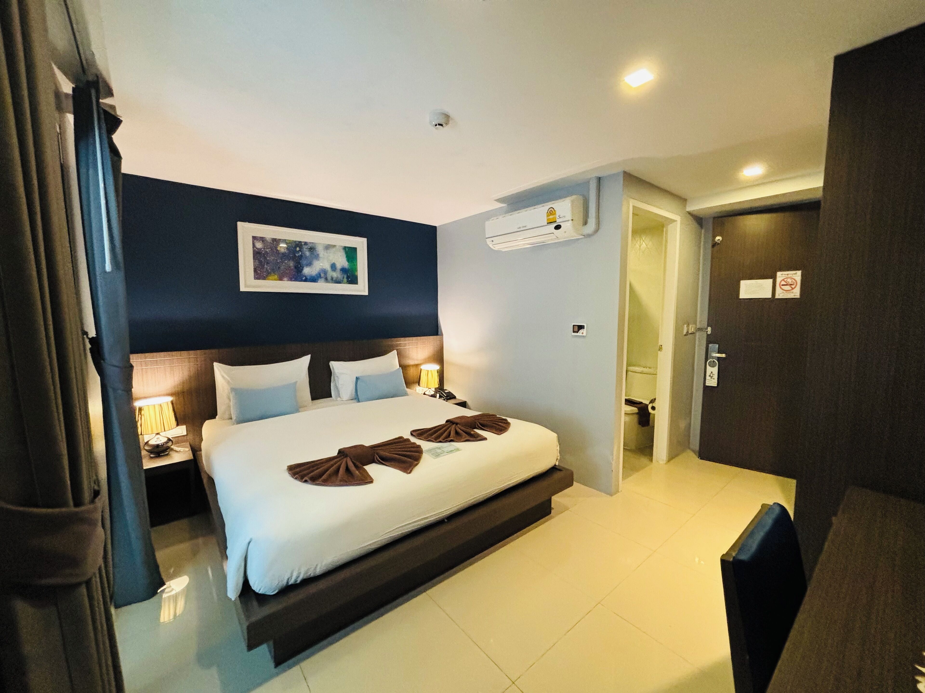 superior double room, 1 bedroom, non smoking, no windows | minibar, in-room safe, desk, cots/infant beds
