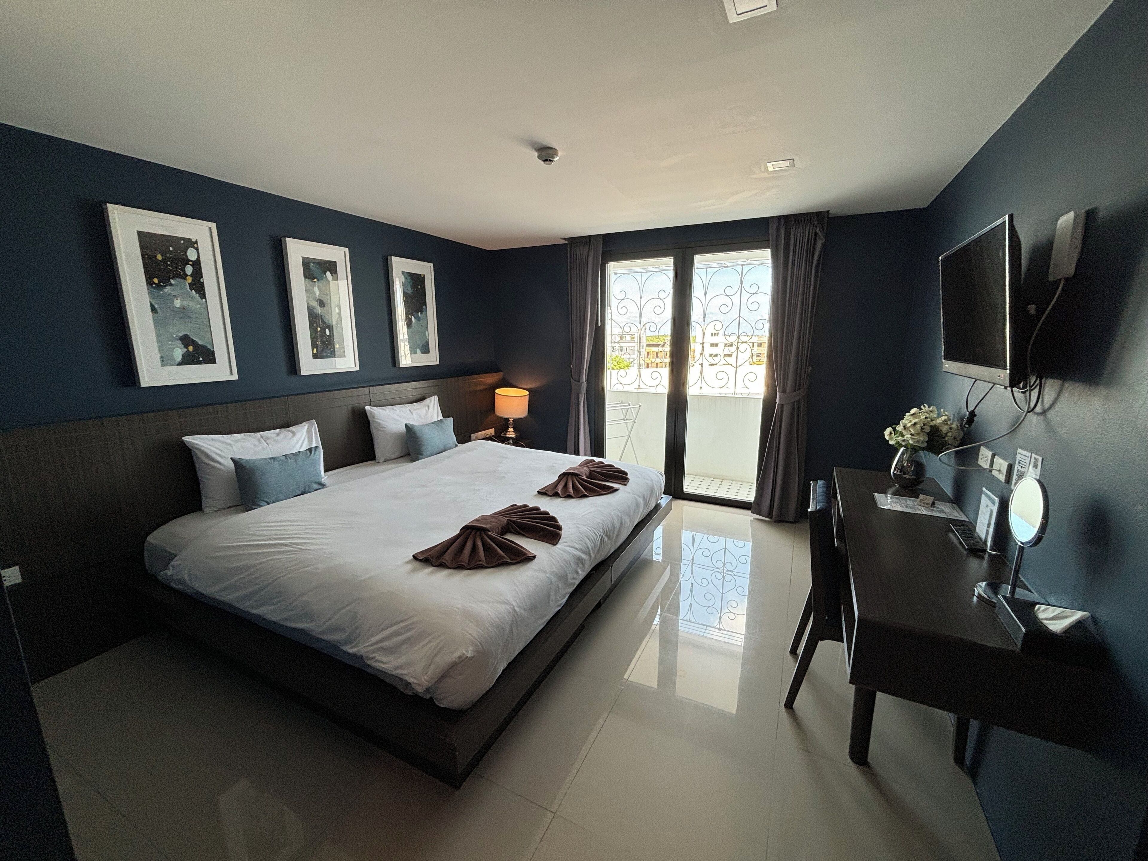 deluxe double room, 1 king bed, non smoking, city view | minibar, in-room safe, desk, cots/infant beds